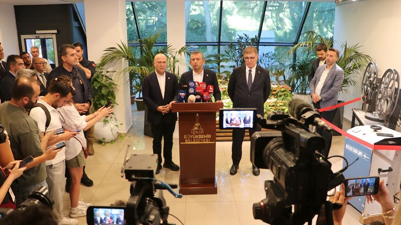 CHP Genel Başkanı Özgür Özel İzmir'de