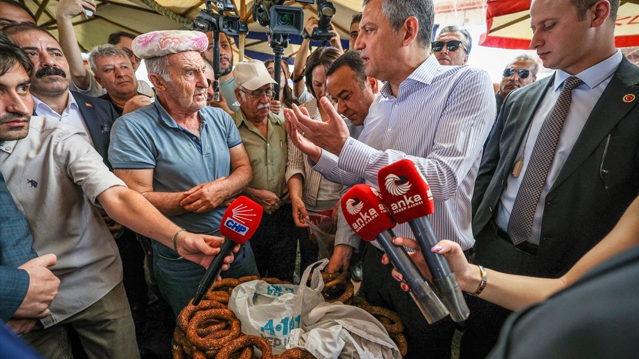 CHP Genel Başkanı Özgür Özel, Yenimahalle Semt Pazarını Ziyaret Etti