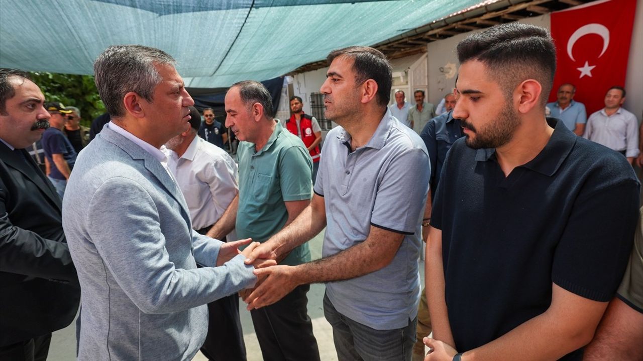 CHP Lideri Özel'den Şehit Ailesine Taziye Ziyareti