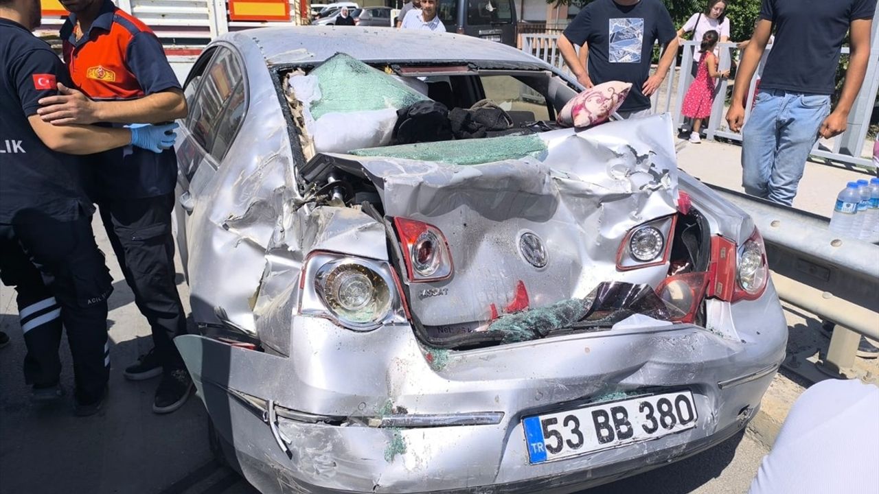 Çorum'da 3 Araç Çarpıştı: 6 Yaralı