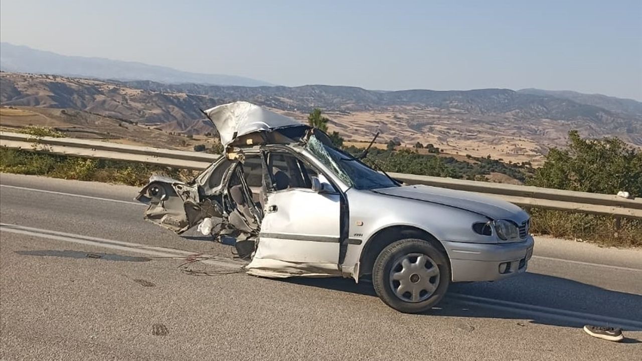 Çorum'da Minibüs ve Otomobil Çarpıştı: 11 Yaralı