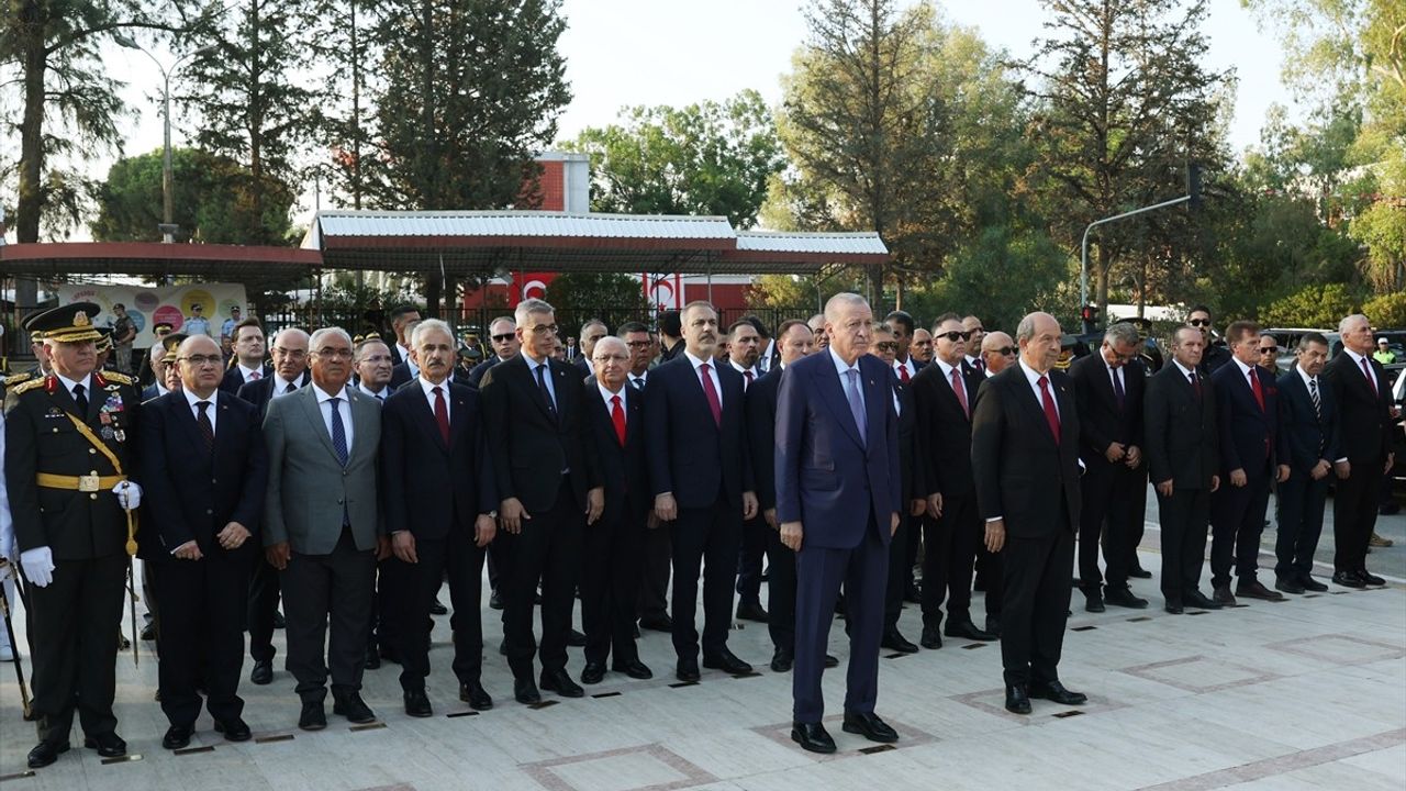 Cumhurbaşkanı Erdoğan KKTC'de Atatürk Anıtı'na Çelenk Sundular
