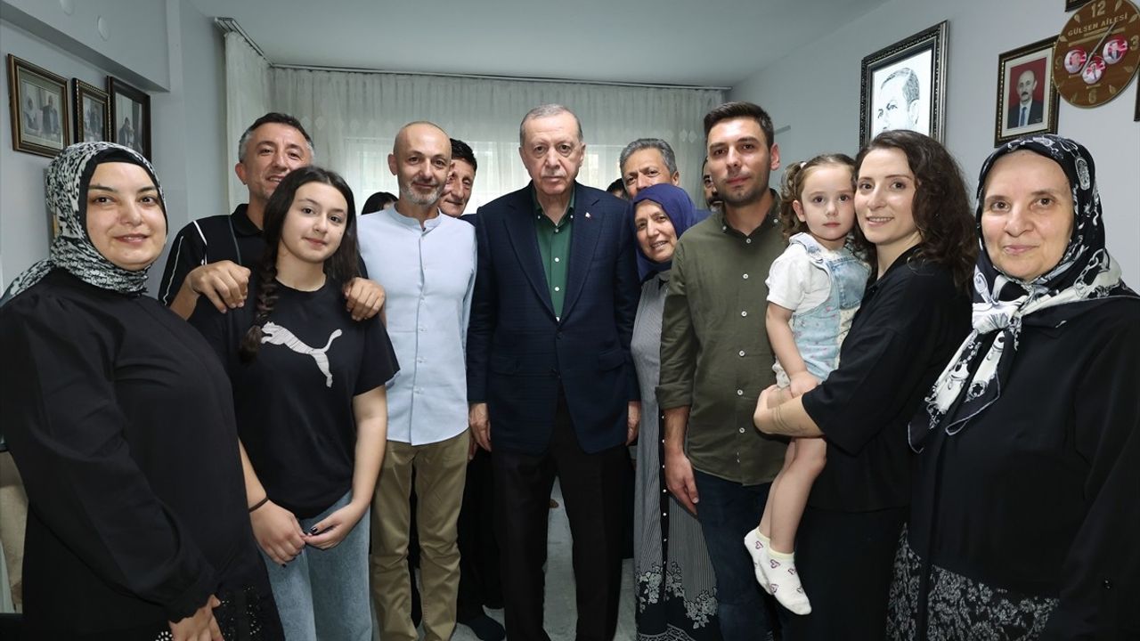 Cumhurbaşkanı Erdoğan, Şehit Yakınını Ziyaret Etti