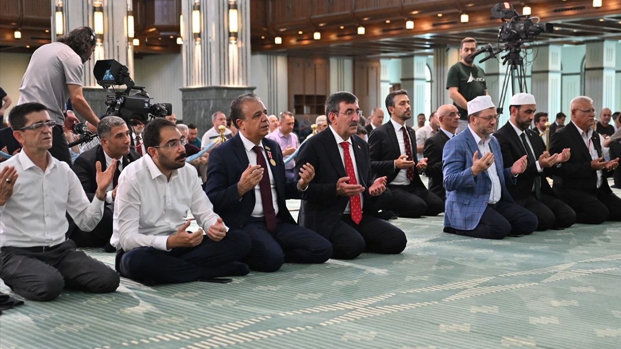 Cumhurbaşkanı Yardımcısı Yılmaz, 15 Temmuz Şehitler Anıtı'nda Anma Töreni Düzenledi
