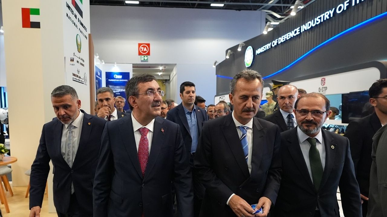 Cumhurbaşkanı Yardımcısı Yılmaz'dan IDEF 2025 Ziyareti