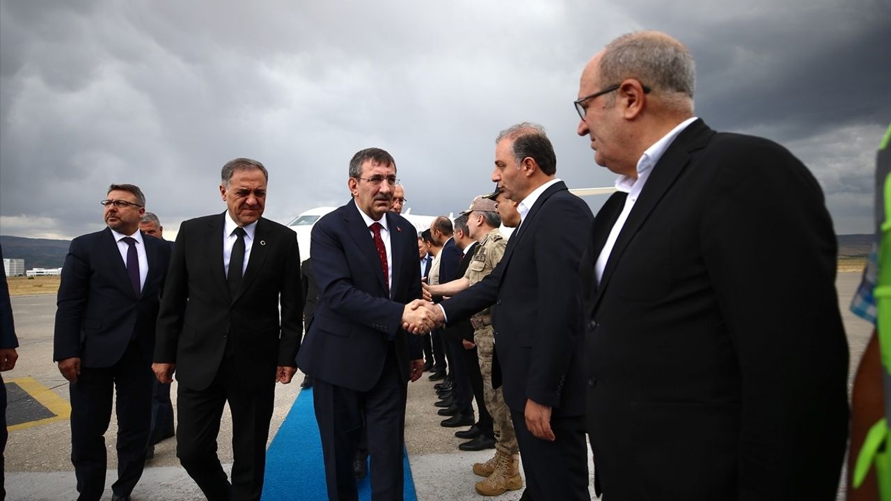 Cumhurbaşkanı Yardımcısı Yılmaz Yeğeninin Cenaze Törenine Katıldı