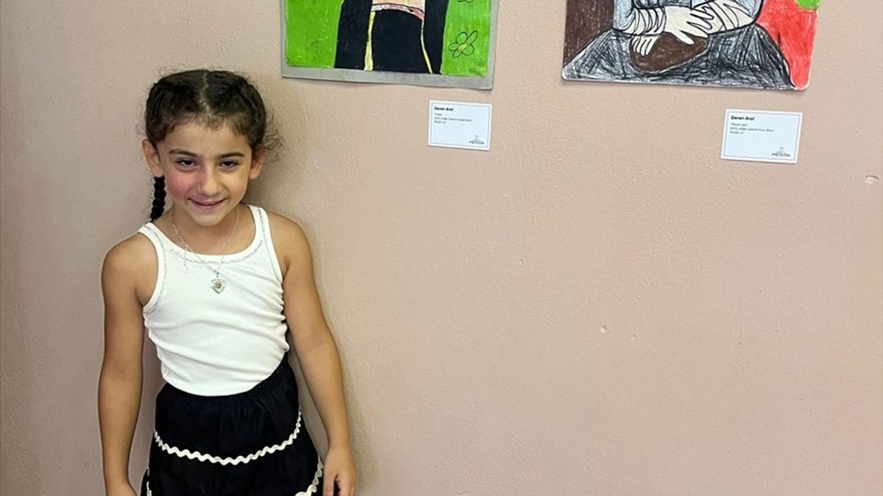 Deren Aral'ın İlk Kişisel Sergisi "Deren'in Düş Bahçesi" Açıldı