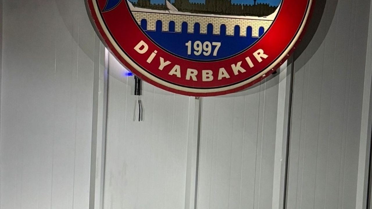 Diyarbakır'da Otomobilde Kalaşnikof Ele Geçirildi