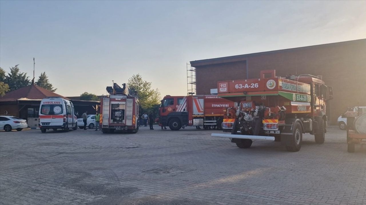 Diyarbakır'daki Kafede Yangın Kontrol Altına Alındı