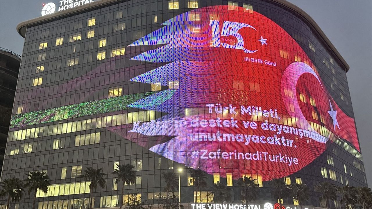 Doha'daki The View Hospital, 15 Temmuz'u Bayraklarla Kutladı
