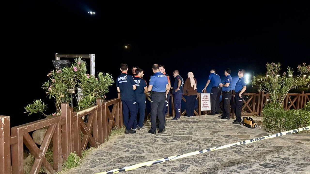 Düden Şelalesi'nde Denize Düşen Kişi İçin Arama Kurtarma Çalışmaları Devam Ediyor