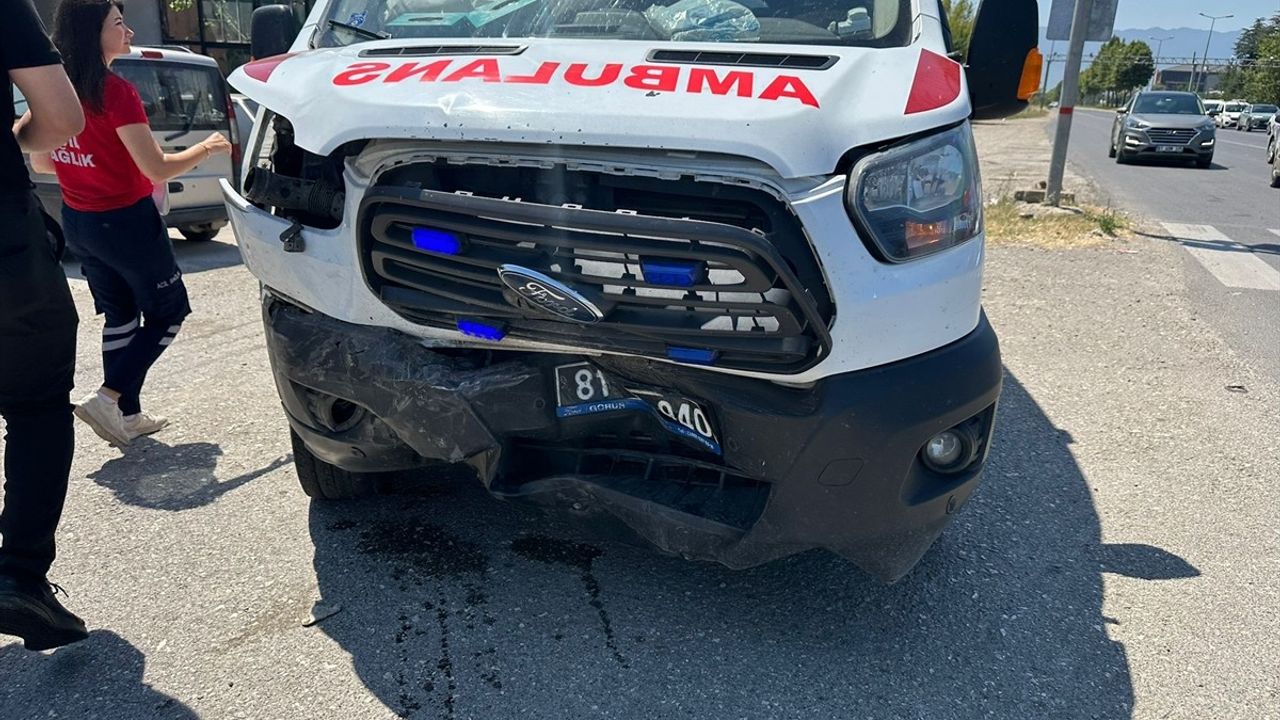 Düzce'de Ambulans ve Otomobil Çarpıştı, 2 Yaralı