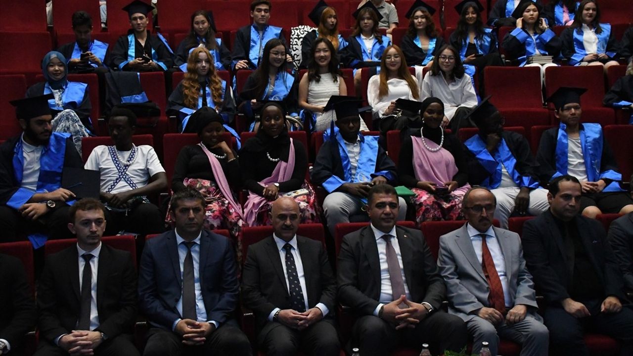 Düzce'de Mezuniyet Töreni: Türkçe Öğrenen Öğrenciler Coşkuyla Kutladı