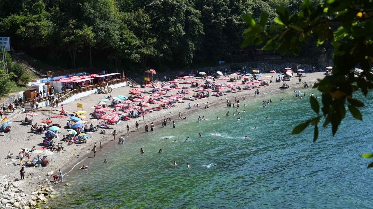 Düzce'de Sıcak Hava Nedeniyle Sahillerde Yoğunluk