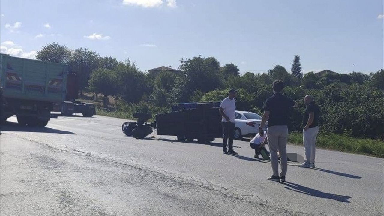 Düzce'de Tarım Aracıyla Kamyon Çarpıştı: Sürücü Hayatını Kaybetti