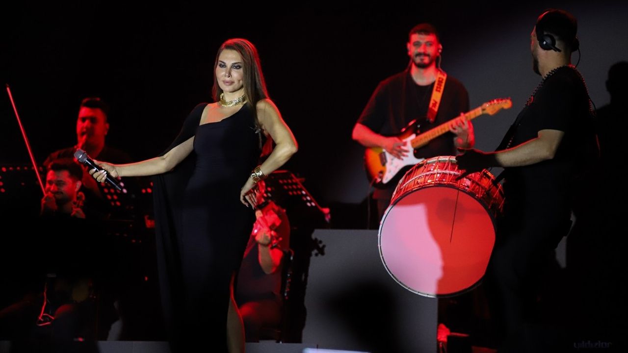 Ebru Yaşar Van'da Konser Verdi