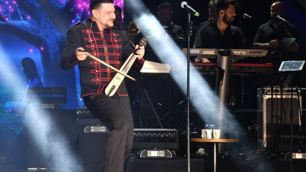 Ekin Uzunlar Harbiye'de Unutulmaz Bir Konser Verdi