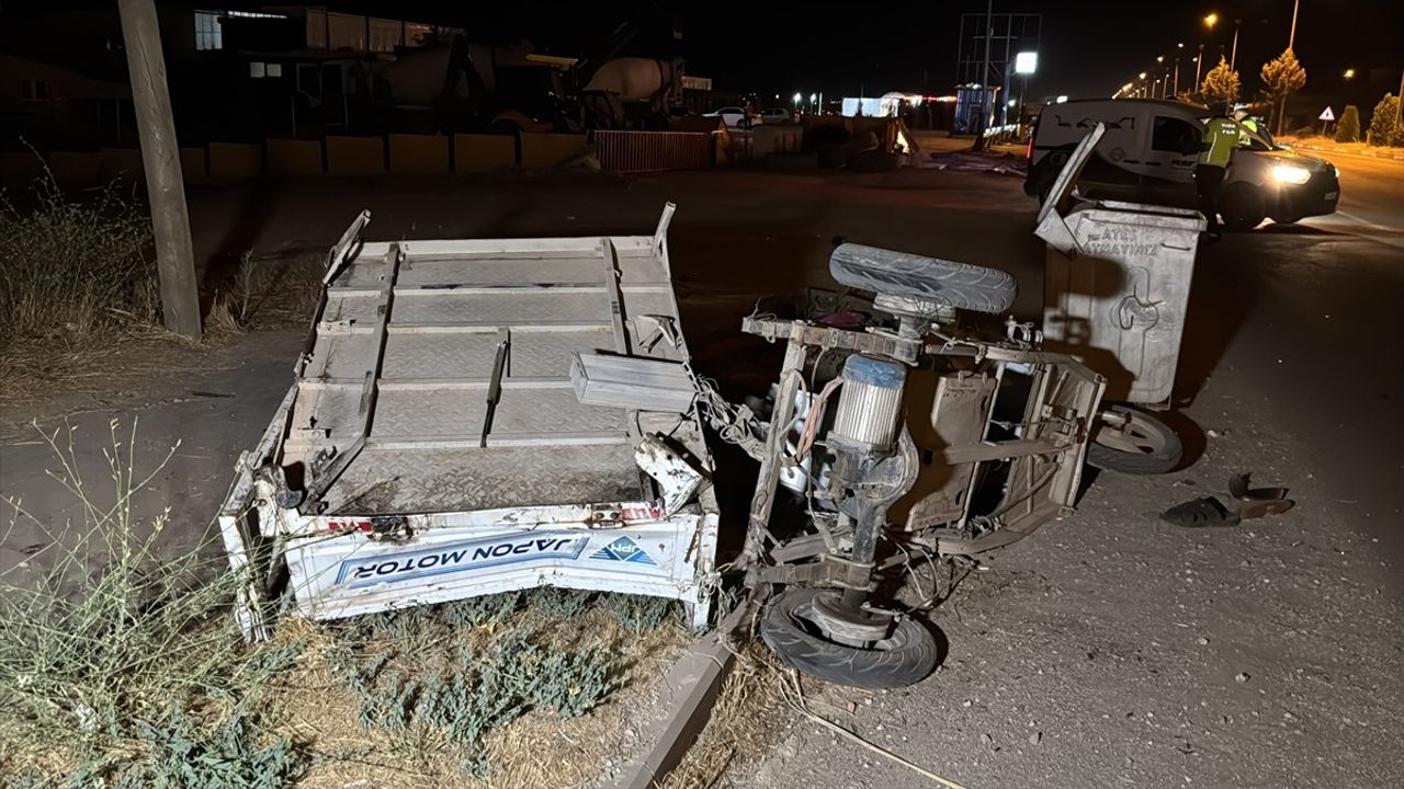 Elazığ'da Üç Tekerlekli Motosiklet ve Otomobil Çarpıştı