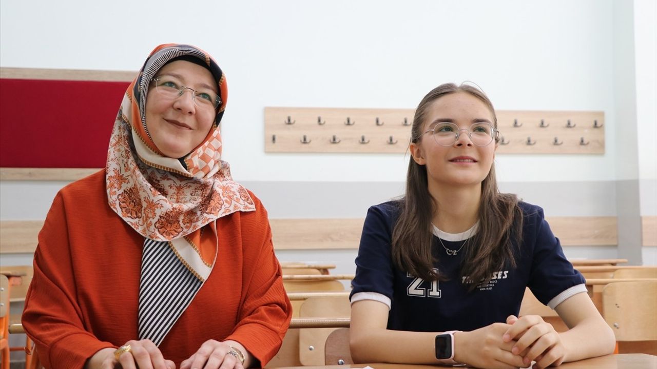 Elazığlı Zümra Keklik LGS'de Tam Puan Alarak Hayallerine Koşuyor