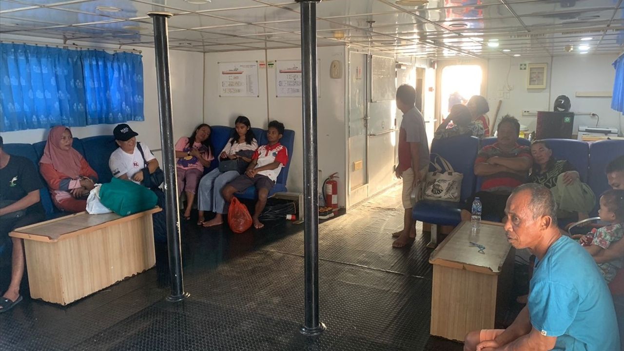 Endonezya Açıklarında Feribot Yangını: 5 Ölü, 284 Kurtarıldı