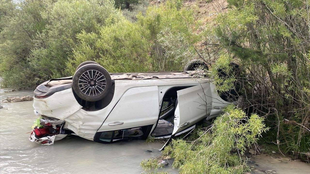 Erzincan'da Dereye Devrilen Otomobilde 4 Yaralı