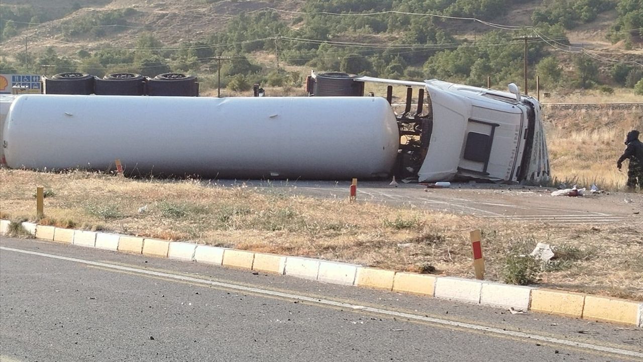 Erzincan'da Kimyasal Gaz Yüklü Tırın Devrilmesi