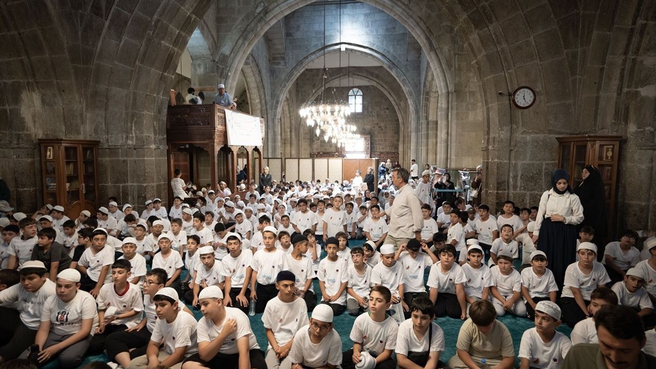 Erzurum'da 6 Bin Çocuk Tarihi Cami Buluşmasında Bir Araya Geldi