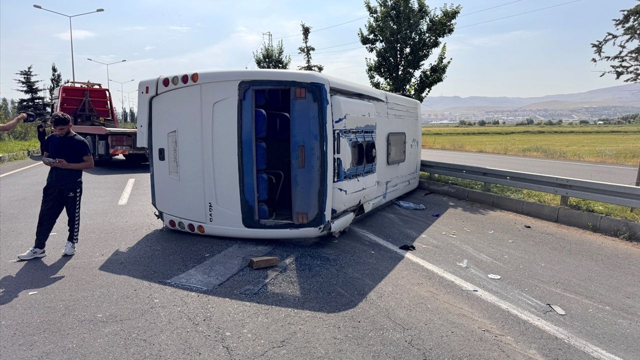 Erzurum'da Askeri Personel Servisi Devrildi, 13 Yaralı