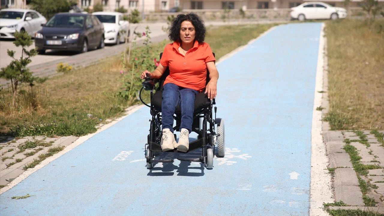 Erzurum'da Engelli Kadına Akülü Araç Desteği