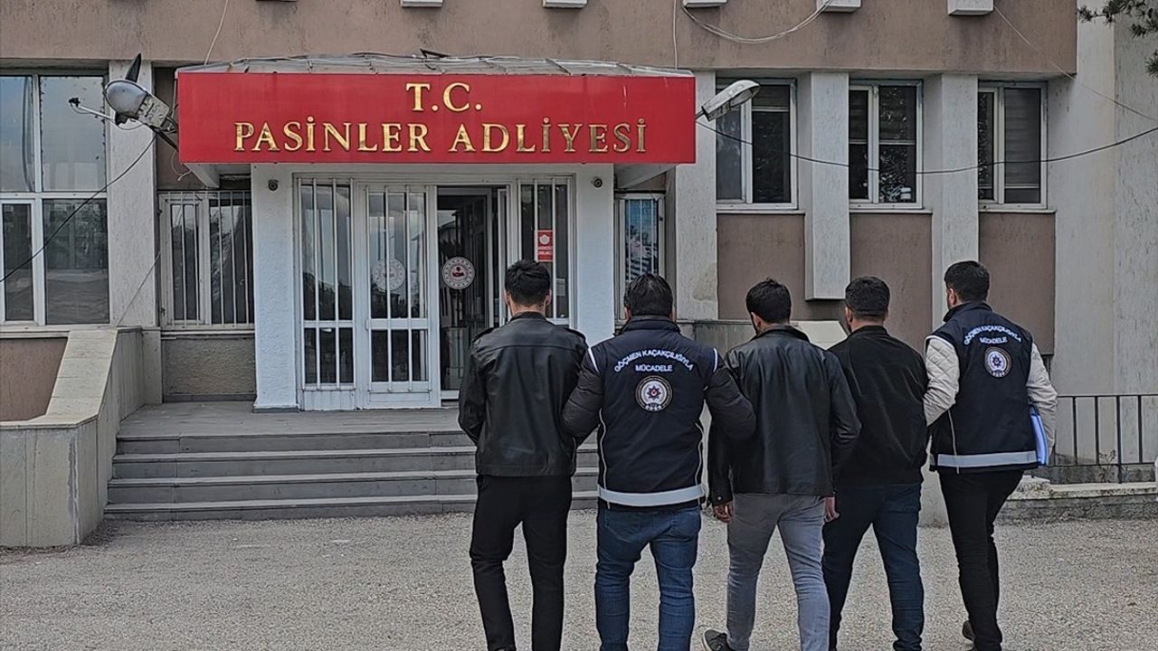 Erzurum'da Göçmen Kaçakçılığı Operasyonu: Üç Zanlı Tutuklandı