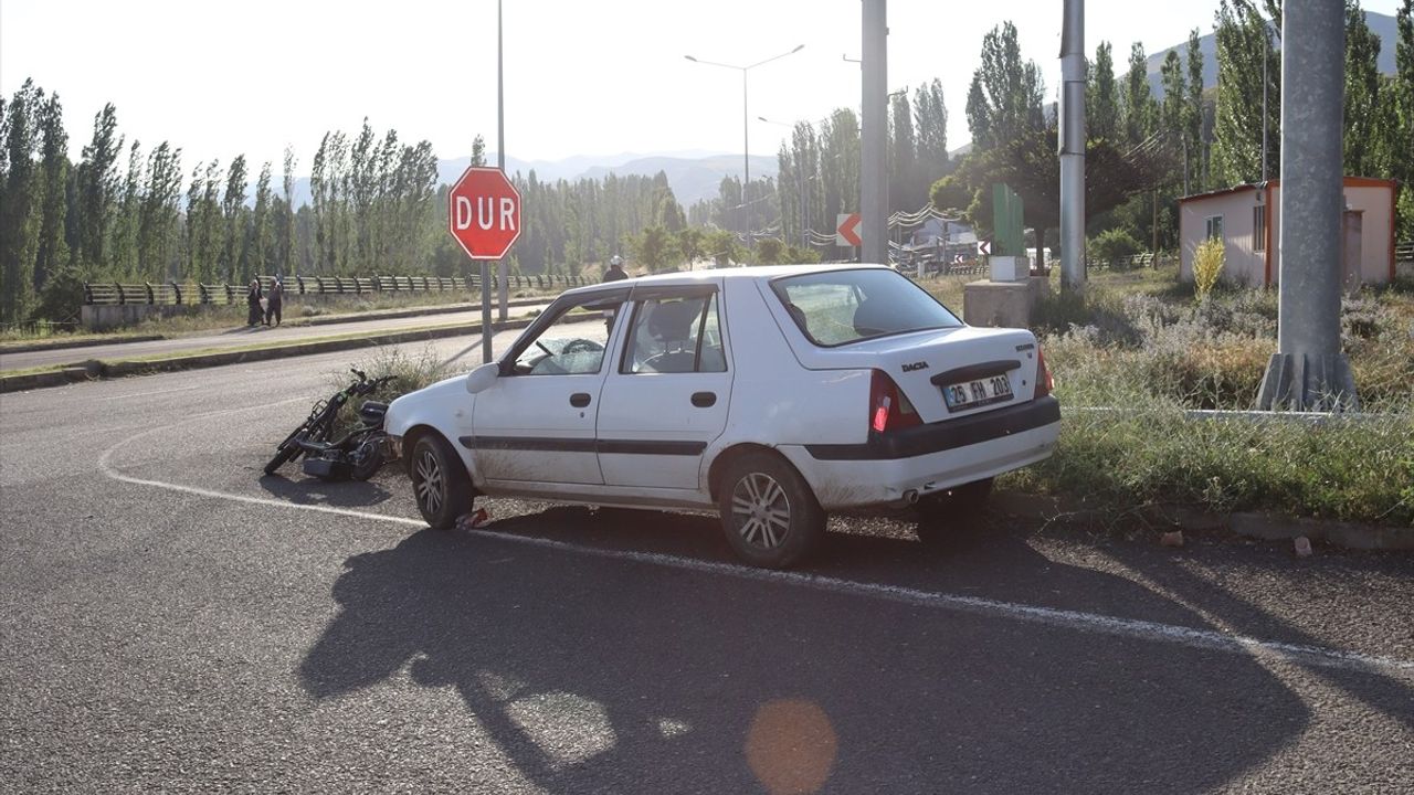 Erzurum'da Otomobil ve Elektrikli Bisiklet Çarpışması: 3 Yaralı
