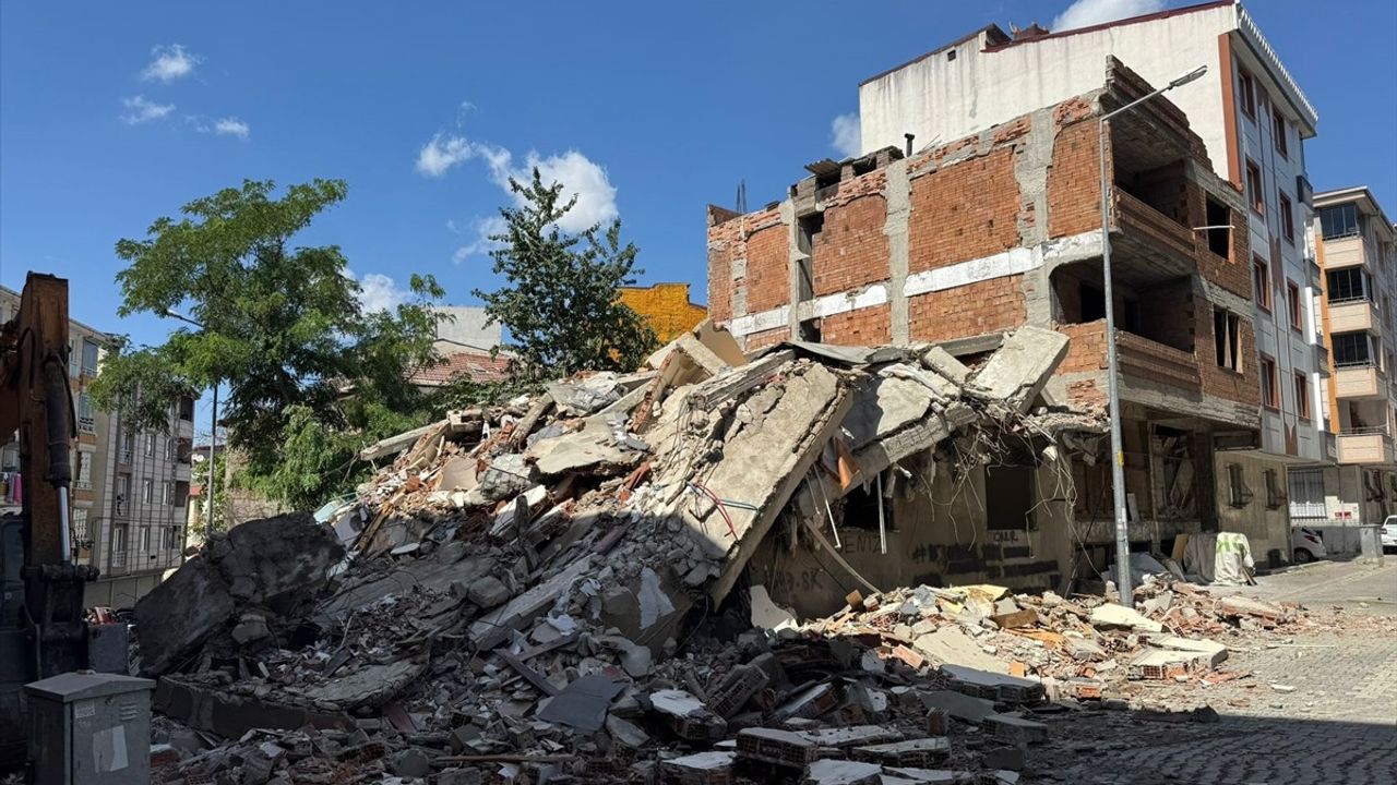 Esenyurt'ta Yıkım Sırasında Bina Çöktü