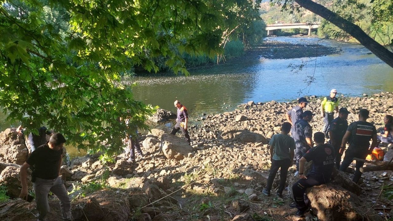 Eskişehir'de Sakarya Nehri'nde Kaybolan İki Genç İçin Arama Kurtarma Çalışması Başlatıldı