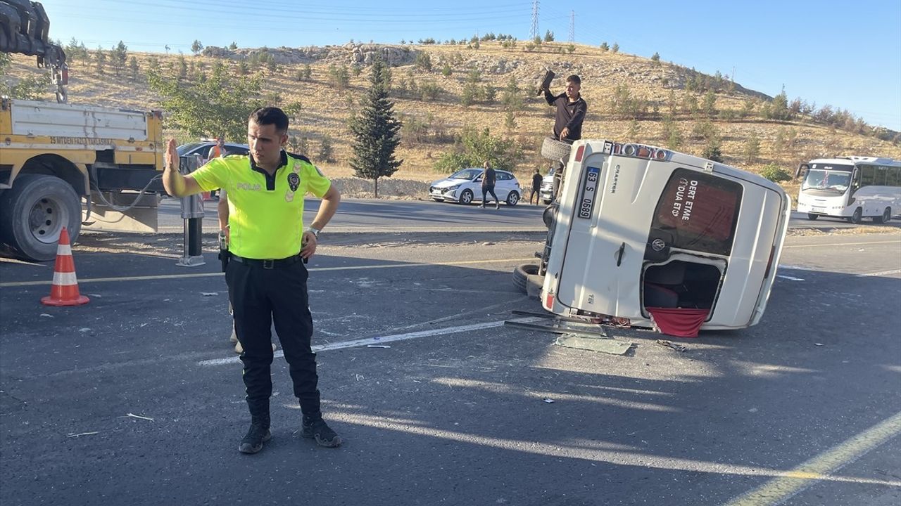 Eyyübiye'de İşçi Servisi ve Otomobil Çarpışması: 13 Yaralı