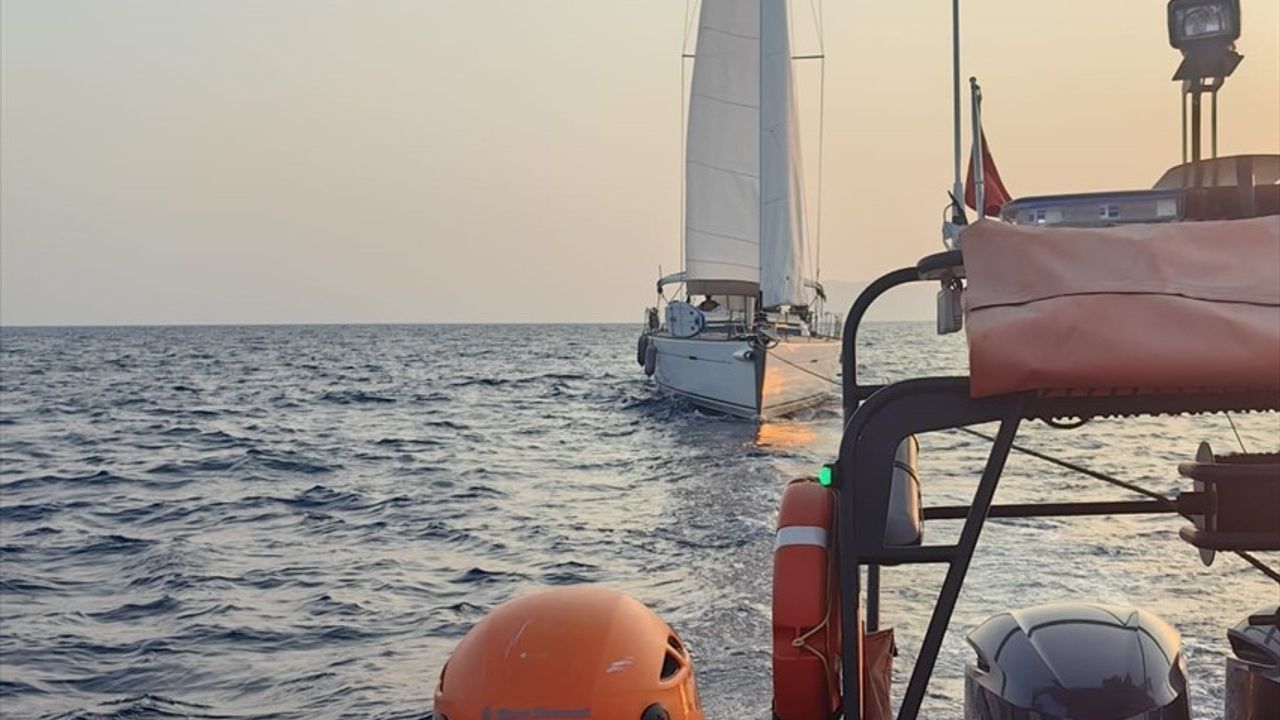 Fethiye Açıklarında Sürüklenen Tekneye Kurtarma Operasyonu