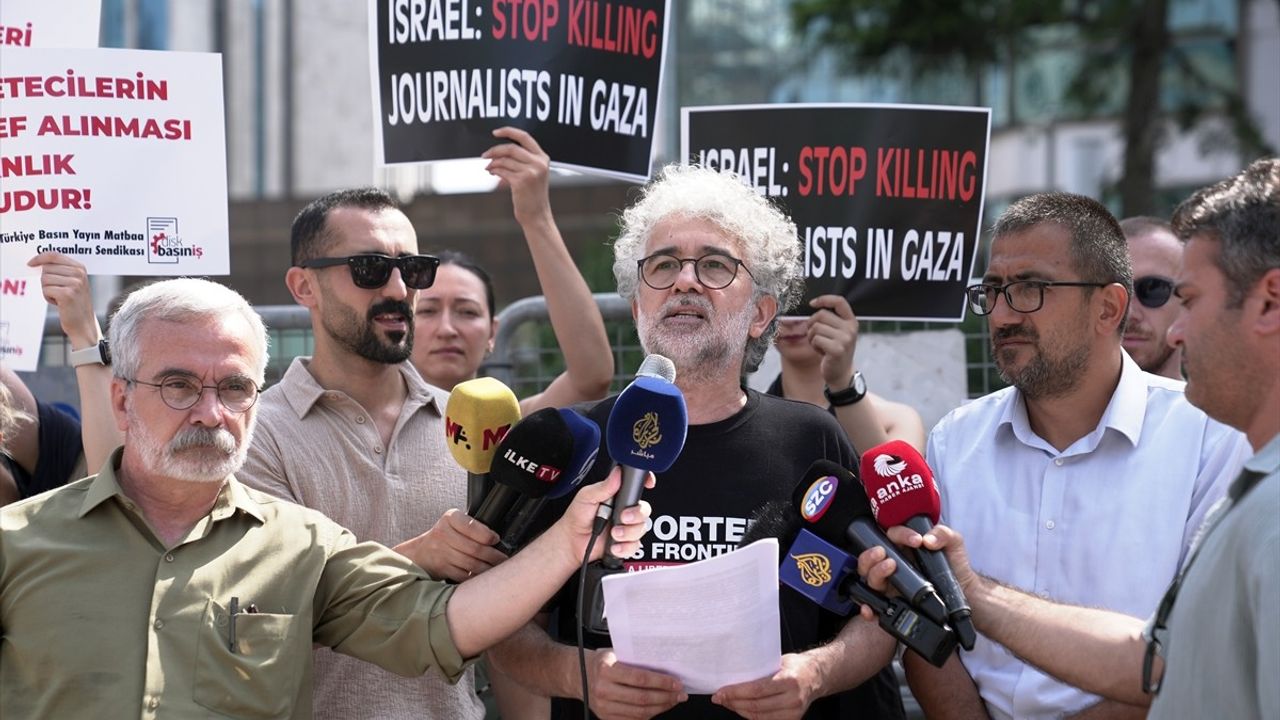 Gazeteciler Filistin'deki Hak İhlallerine Tepki Gösterdi