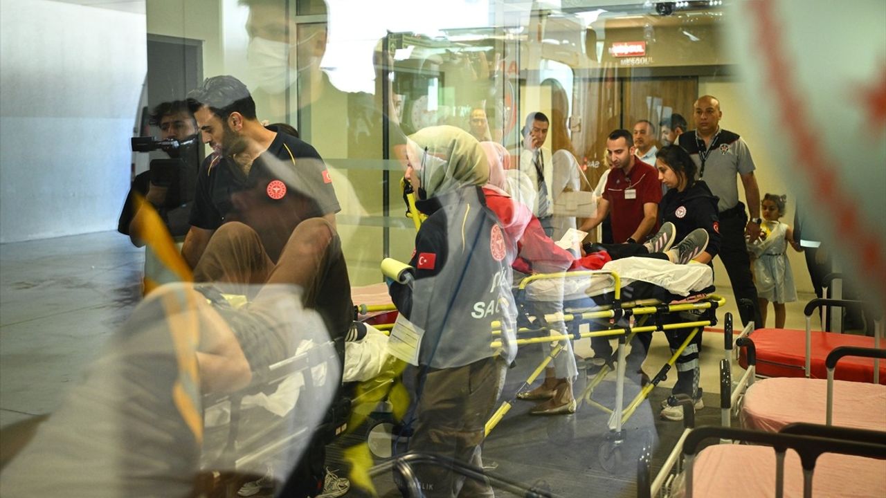 Gazze'den Türkiye'ye Tedavi İçin Yaralılar Getirildi