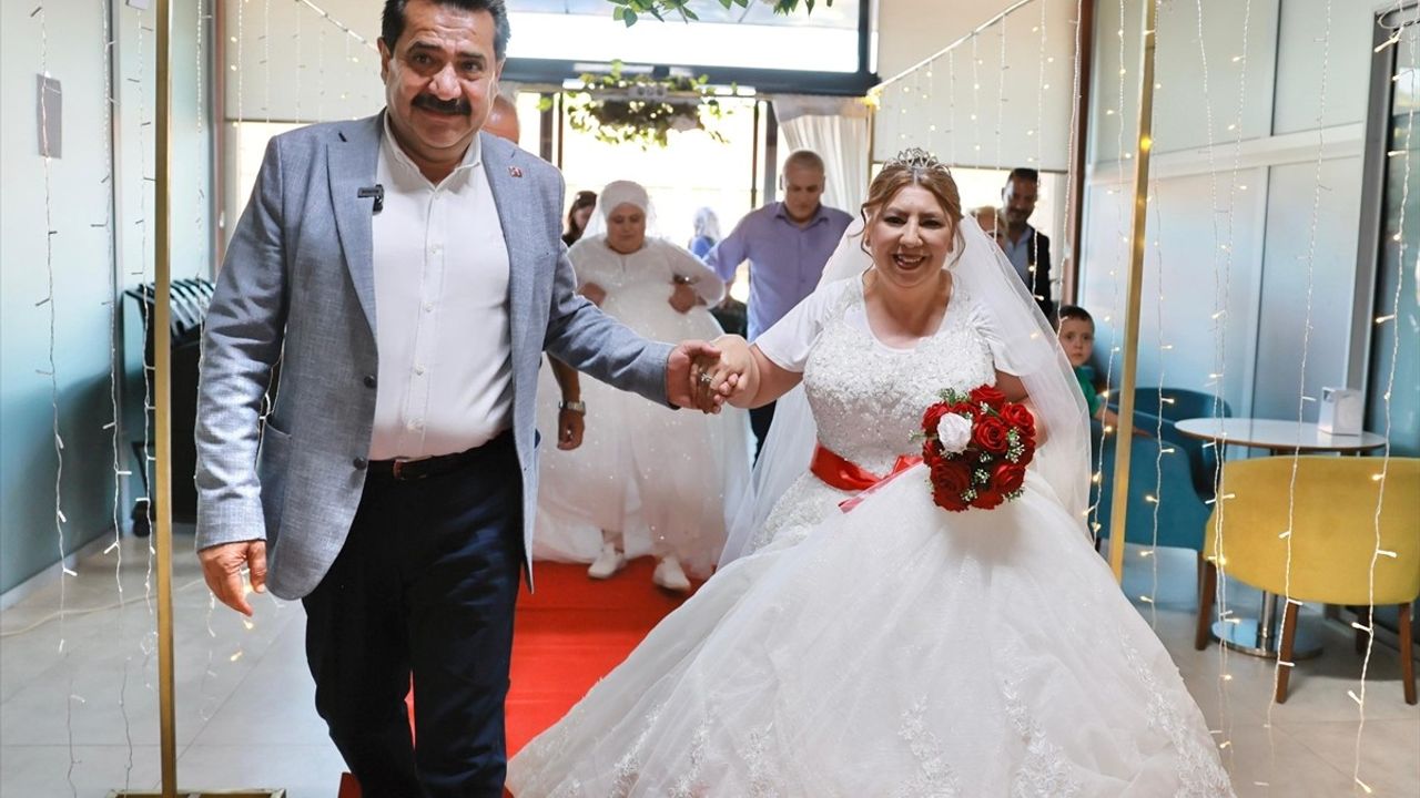 Gelin Olma Hayali Gerçekleşti: Gülizar ve Selma Temsili Düğünle Evlendi