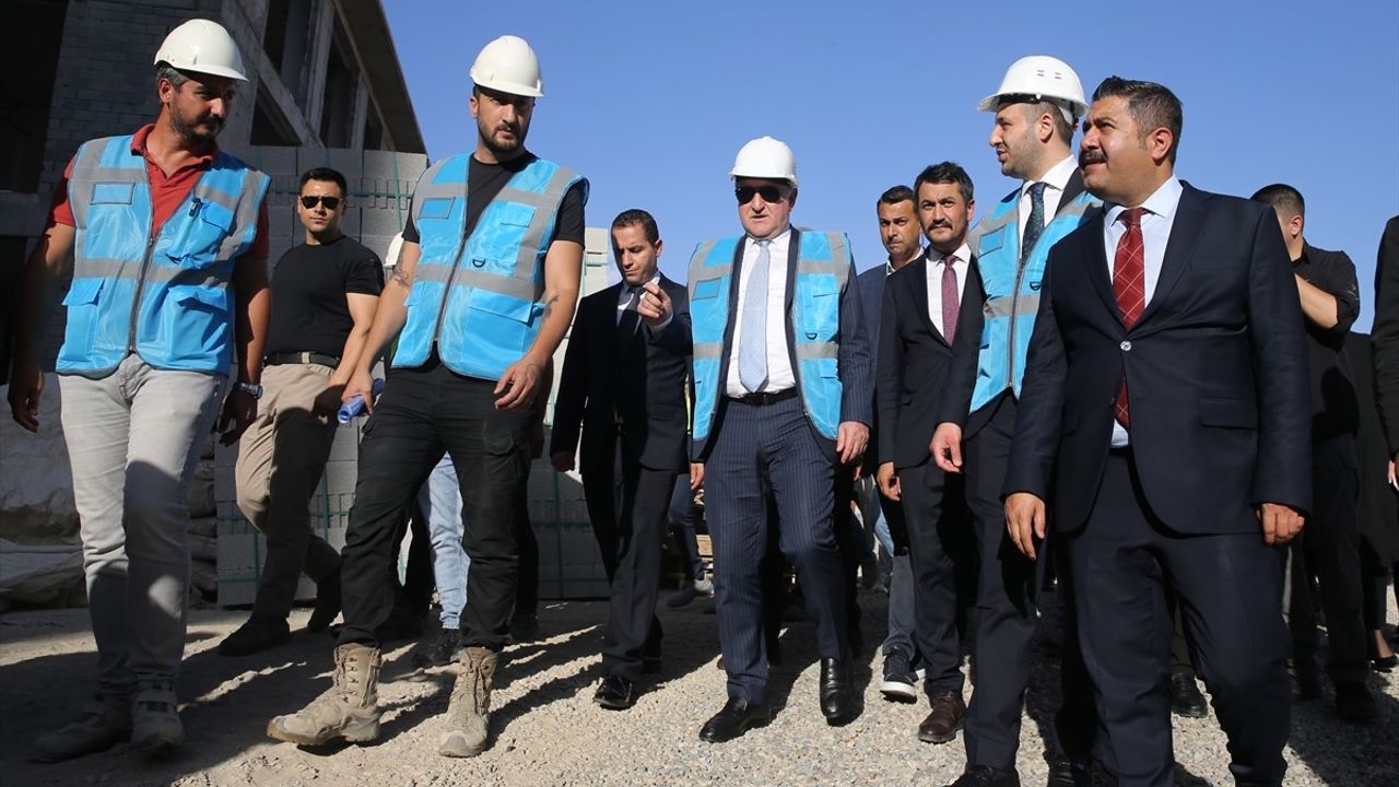 Gençlik ve Spor Bakanı Osman Aşkın Bak, Siirt'te Temaslarda Bulundu