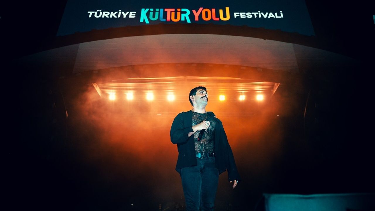 Gökhan Türkmen Van Kültür Yolu Festivali'nde Hayranlarıyla Buluştu