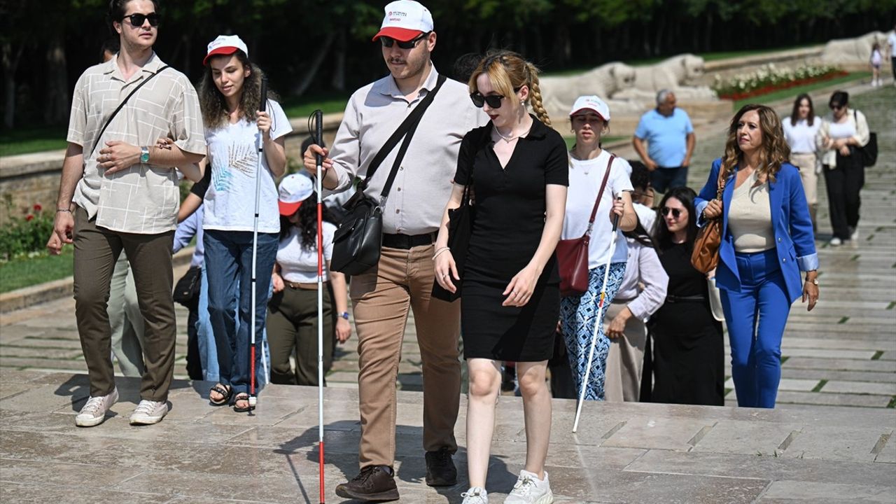 Görme Engelli Gençler Anıtkabir'i Ziyaret Etti