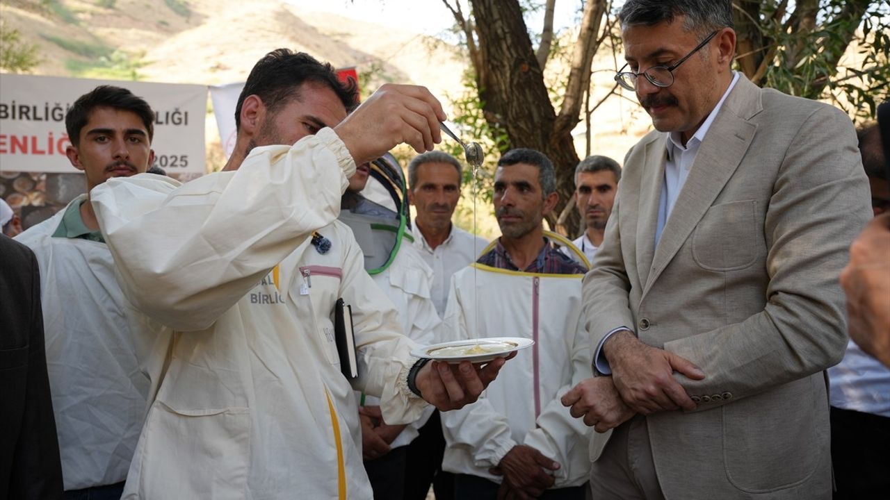 Hakkari'de Geleneksel Bal Hasat Şenliği Düzenlendi