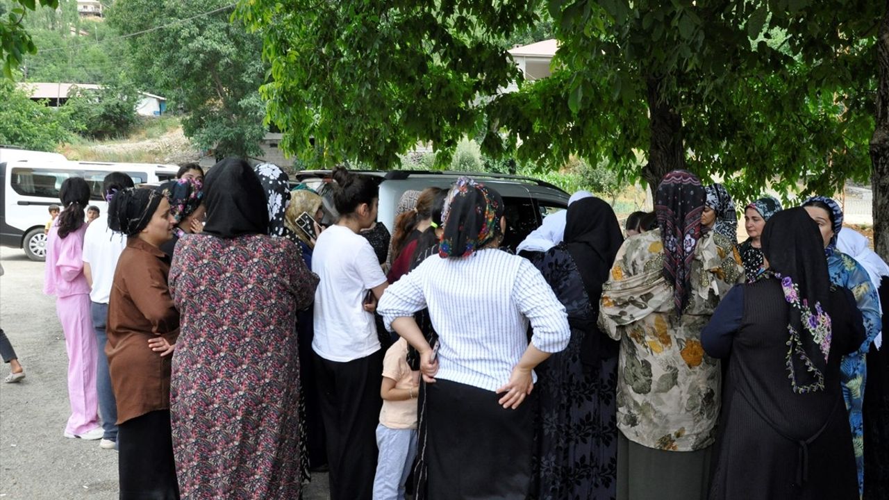 Hakkari'de Kaybolan 14 Yaşındaki Kız Çocuğu Van'da Bulundu