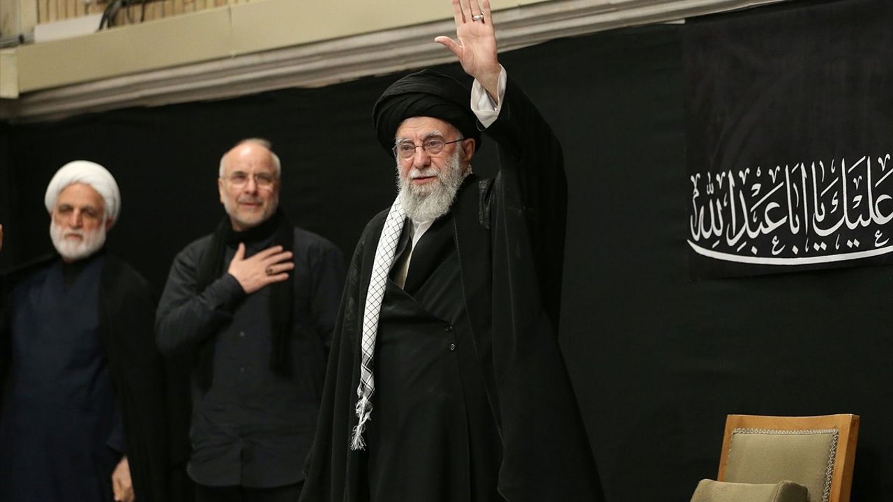 Hamaney, Aşura Töreninde Kamuoyu Karşısında