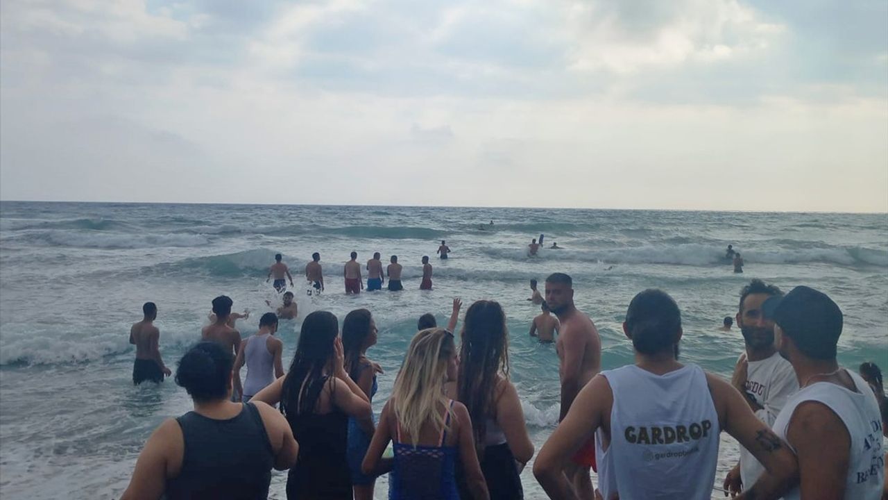 Hatay'da Boğulma Tehlikesi Yaşayan Yabancı Uyruklu Kurtarıldı