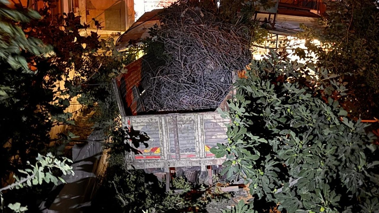Hatay'da Kamyonun Restorana Düşmesi Sonucu İki Yaralı