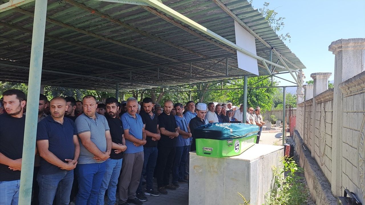 Hatay'da Trajik İş Kazası: Vinçten Düşen Demirin Altında Kalan İşçi Hayatını Kaybetti