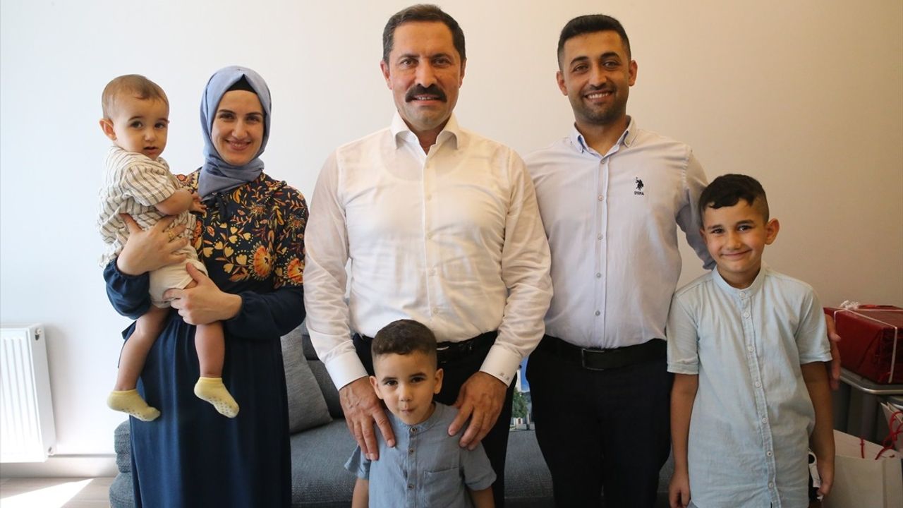 Hatay Valisi Masatlı, Depremzede Aileyi Ziyaret Etti