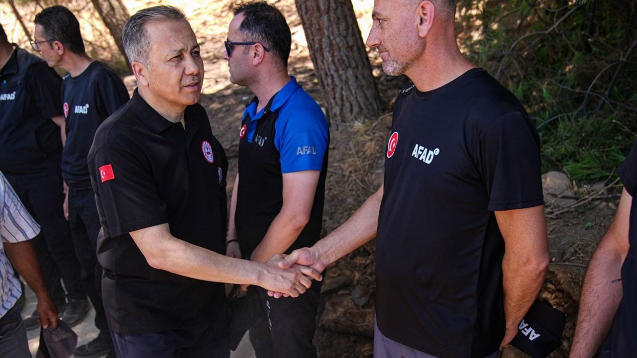İçişleri Bakanı Yerlikaya İzmir'de Orman Yangınlarını İnceledi