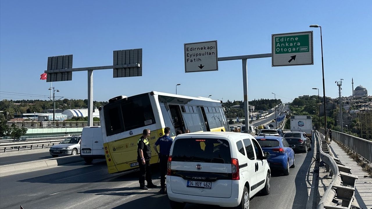 İETT Otobüsü Çelik Bariyerlerde Asılı Kaldı